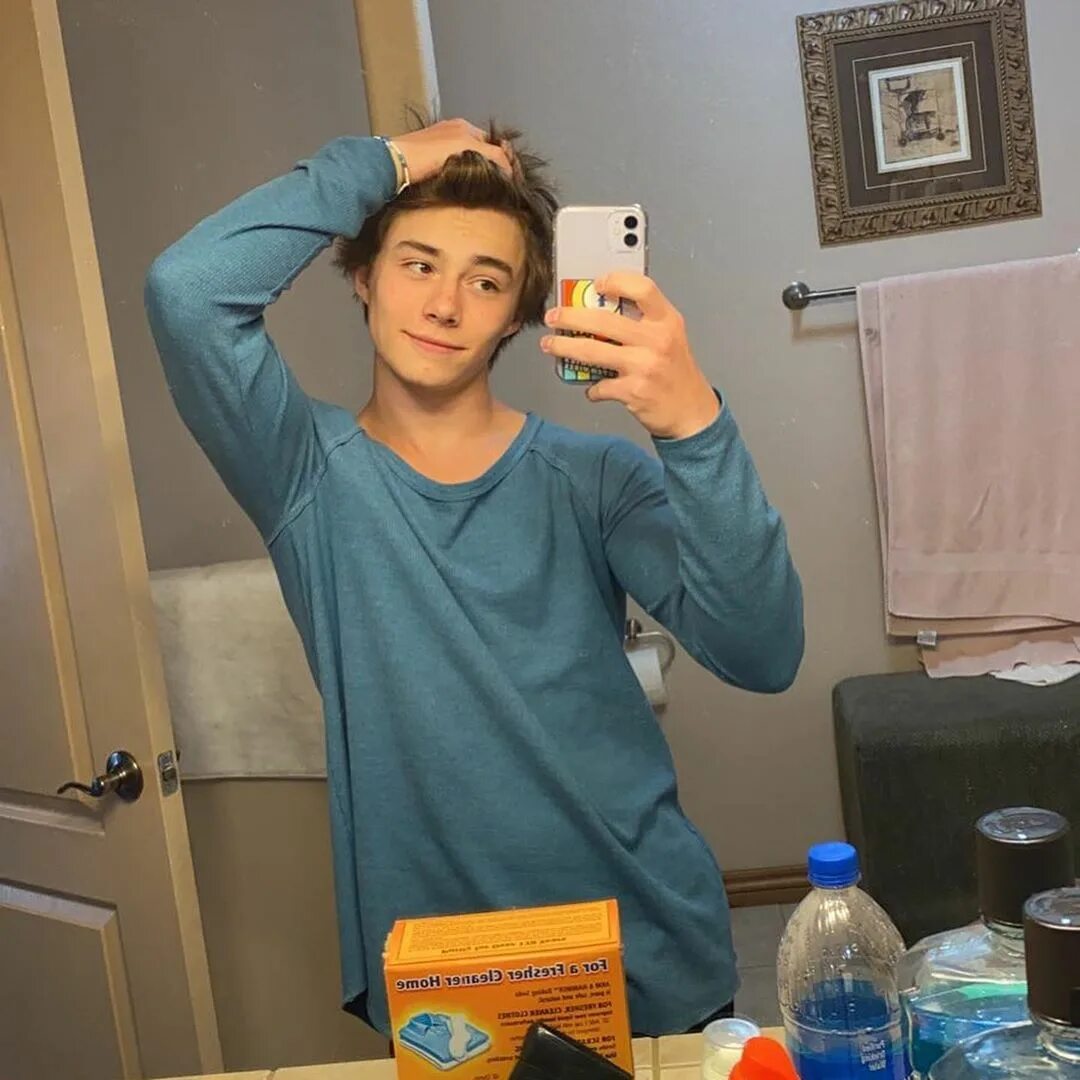 Bryce Mckenzie no Instagram: "My hair is getting kinda long 🤤" .