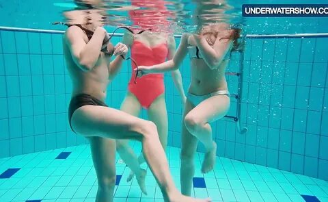 Herunterladen Three hot horny girls swim together on GotPorn