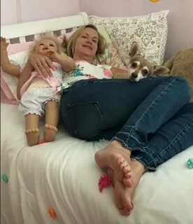 Angela Kinsey Feet (2 photos) - celebrity-feet.com