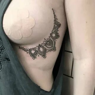 Sideboob tattoo: новая модная тенденция татуировок среди дев