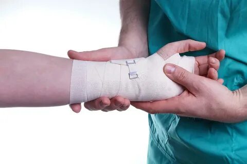 Sprained рука стоковое фото. изображение насчитывающей марля