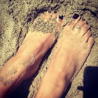 Samantha Logan's Feet wikiFeet