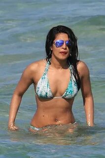 HQ: Priyanka Chopra Super Hot & Spicy Show Swimming in t