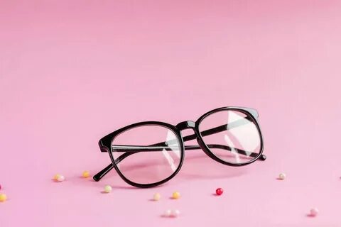 Produktfoto einer Brille vor rosafarbenem Hintergrund - Crea