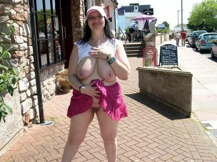 Mature women flashing in public places - Mature Flashers