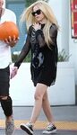 에이브릴 라빈(Avril Ramona Lavigne)' 할로윈 옷차림에서 유두 노출 이슈와 관심 루루네 가족