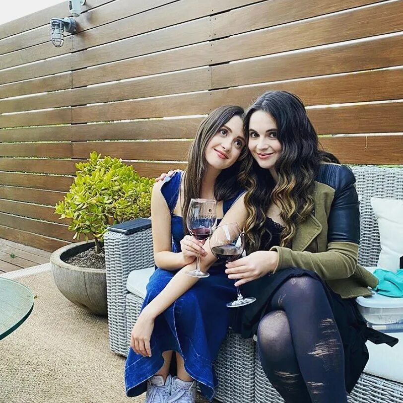 Vanessa Marano в Instagram: "#throwbackthursday 💙 @lauramarano" ...