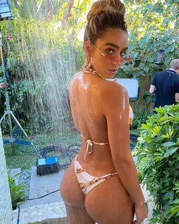 Sommer Ray Shows Off Her Pretty Cleavage And Booty As She...