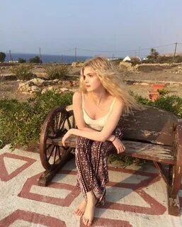 Picture of Elena Kampouris