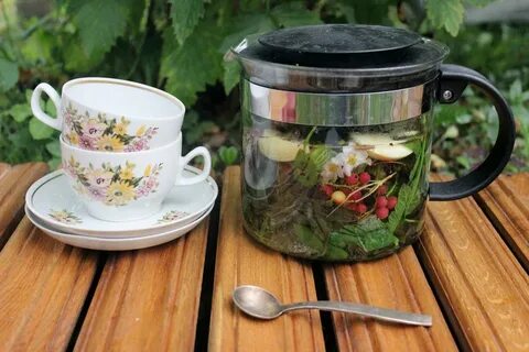 Чай дачный насыщенный с ягодами и травами (для бани и лета):