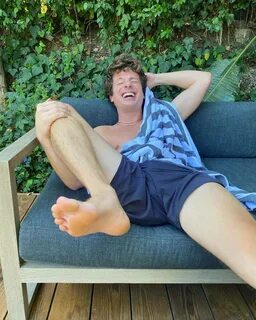 Charlie Puth takes off his pants - Page 2 - Music News - Bre