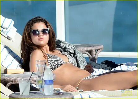 Selena Gomez: Poolside Bikini Babe! Photo 612458 - Photo Gal