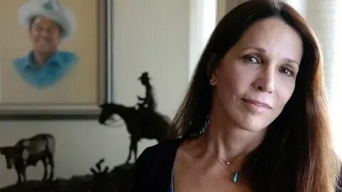 Ronald Reagans daughter Patti Davis poses nude at 58