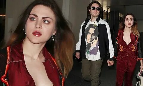 Frances Bean Cobain jets out of Los Angeles with boyfriend D