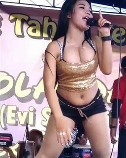 Foto Seksi Dinda Anggraeni Artis Dangdut Panggung Asal Jogja