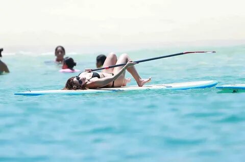 Кэтрин МакФи нежится под солнцем на пляже Кабо-Сен-Лукас (31