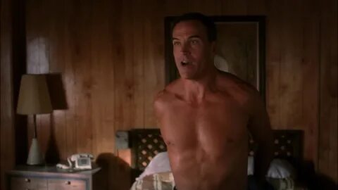 ausCAPS: Richard Burgi shirtless in Desperate Housewives 6-0