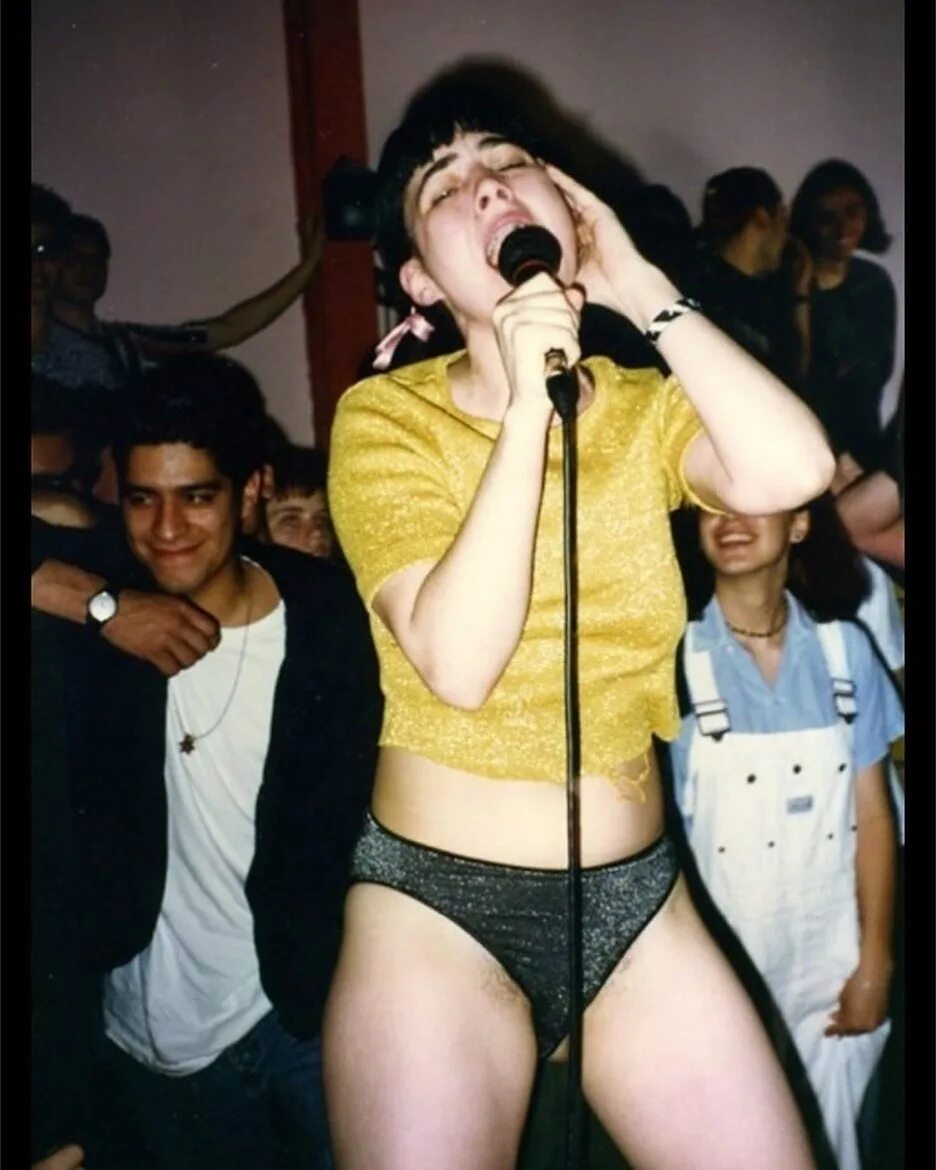 Scott Crawford в Instagram: "Kathleen Hanna/Bikini Kill 1993 #bikiniki...