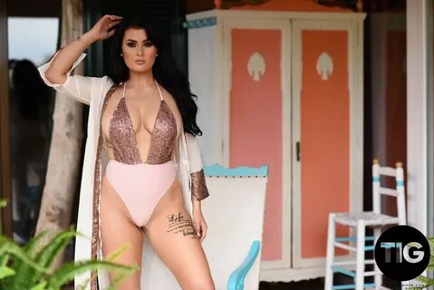 Грудастая Ashley Gee разделась на террасе.