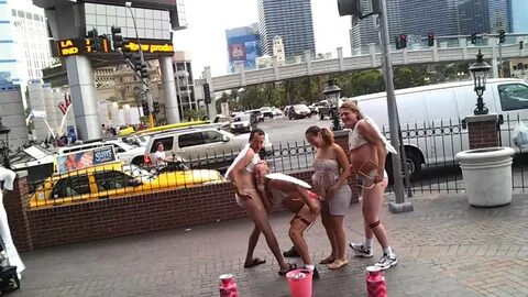 Las Vegas street performers. - YouTube