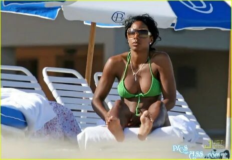 Kelly Rowland see her nude tits in public - Pichunter