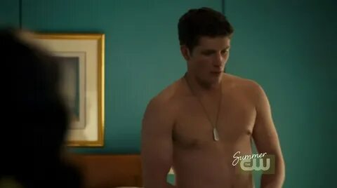 Brett Dier Shirtless in the L.A. Complex s2e06 - Shirtless M