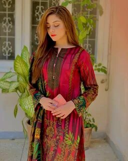 Alizeh Shah Beautiful Pics Pakistani fashion party wear, Sim