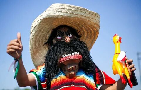 Мексиканцы устроили карнавальное шествие в сомбреро перед иг