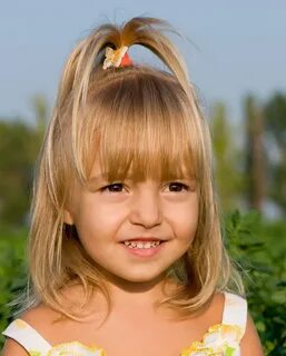 Kleines Mädchen mit ihrem Haar zu einem Springbrunnen frisie