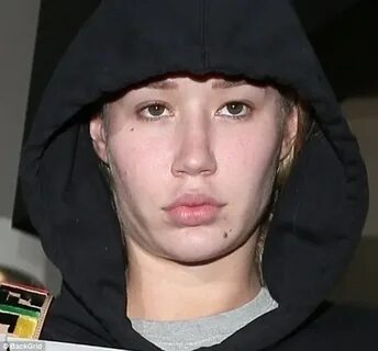 Iggy Azalea goes make-up free and hides under a hoodie