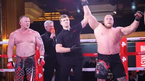 Боец Новоселов победил боксера Кузнецова на турнире WTKF Нов