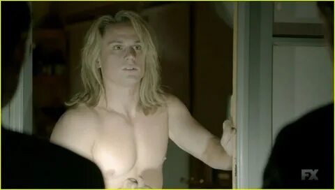 Billy Magnussen Goes Shirtless as Kato Kaelin on 'The People