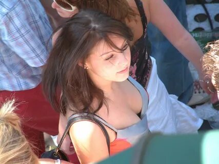 Candid Students Downblouse Cleavage.