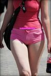 Chicas bonitas en shorts pegados Mujeres bellas en la calle