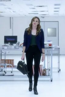 Caitlin Snow outfit (3x5) Snow outfit, Fashion tv, Outfits
