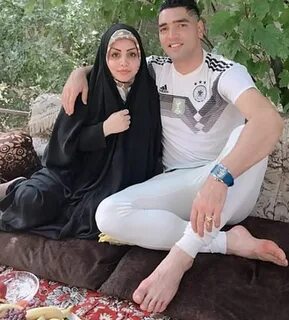 فوتبالیست معروف در کنار همسر چادری اش در سفره خانه + عکس