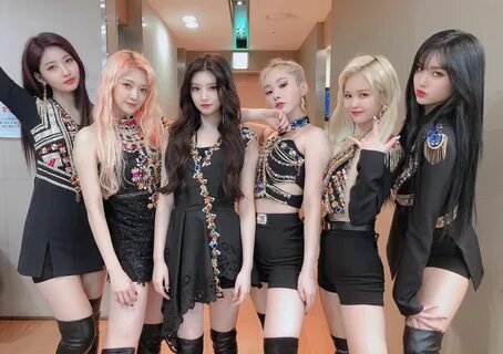 EVERGLOW OFFICIAL on Twitter Stage outfits, Kpop outfits, Kp
