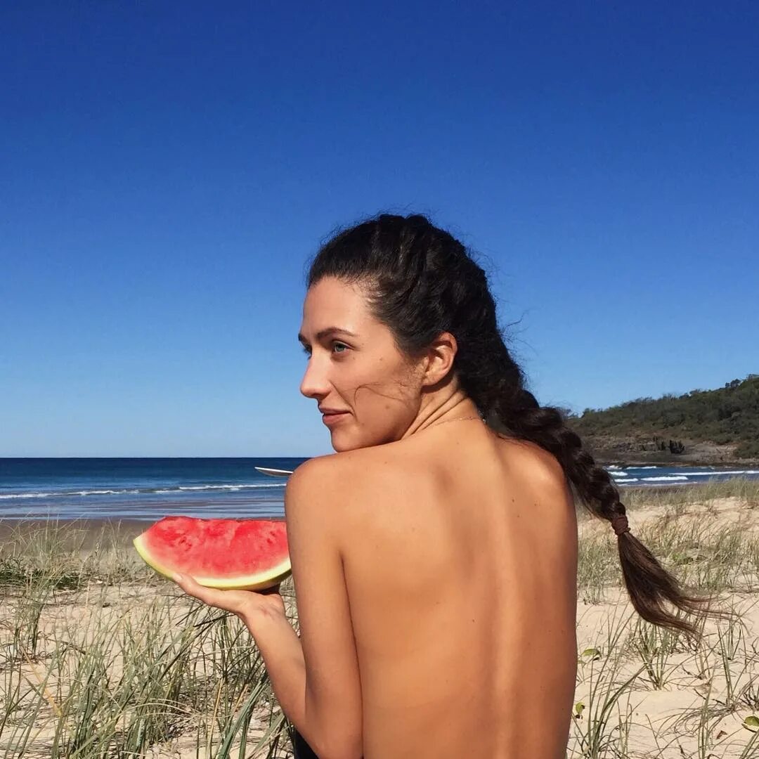 Alexandra Talifero på Instagram: "Braids, watermelon and nudist beache...
