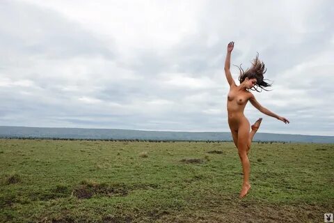 Голые девки в прыжке - 92 красивых секс фото