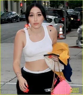 Noah Cyrus Shows Off Her Abs at Dinner in West Hollywood! Ph