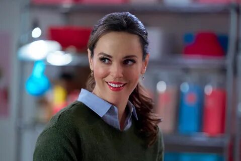 Erin Cahill Net Worth, Husband, Age, Height, Career, Bio, Fa