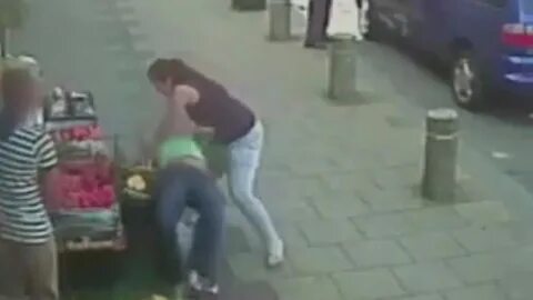 Auf offener Straße Frau verprügelt Fussgängerin -Virale Clip