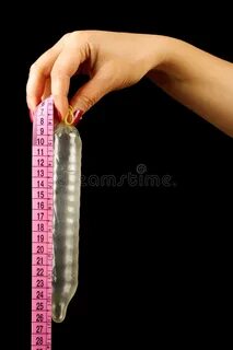 Измерьте размер руки презерватива женской на черной предпосы