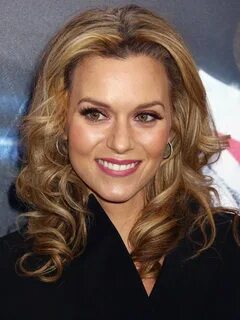 Hilarie Burton - iBookCelebrity