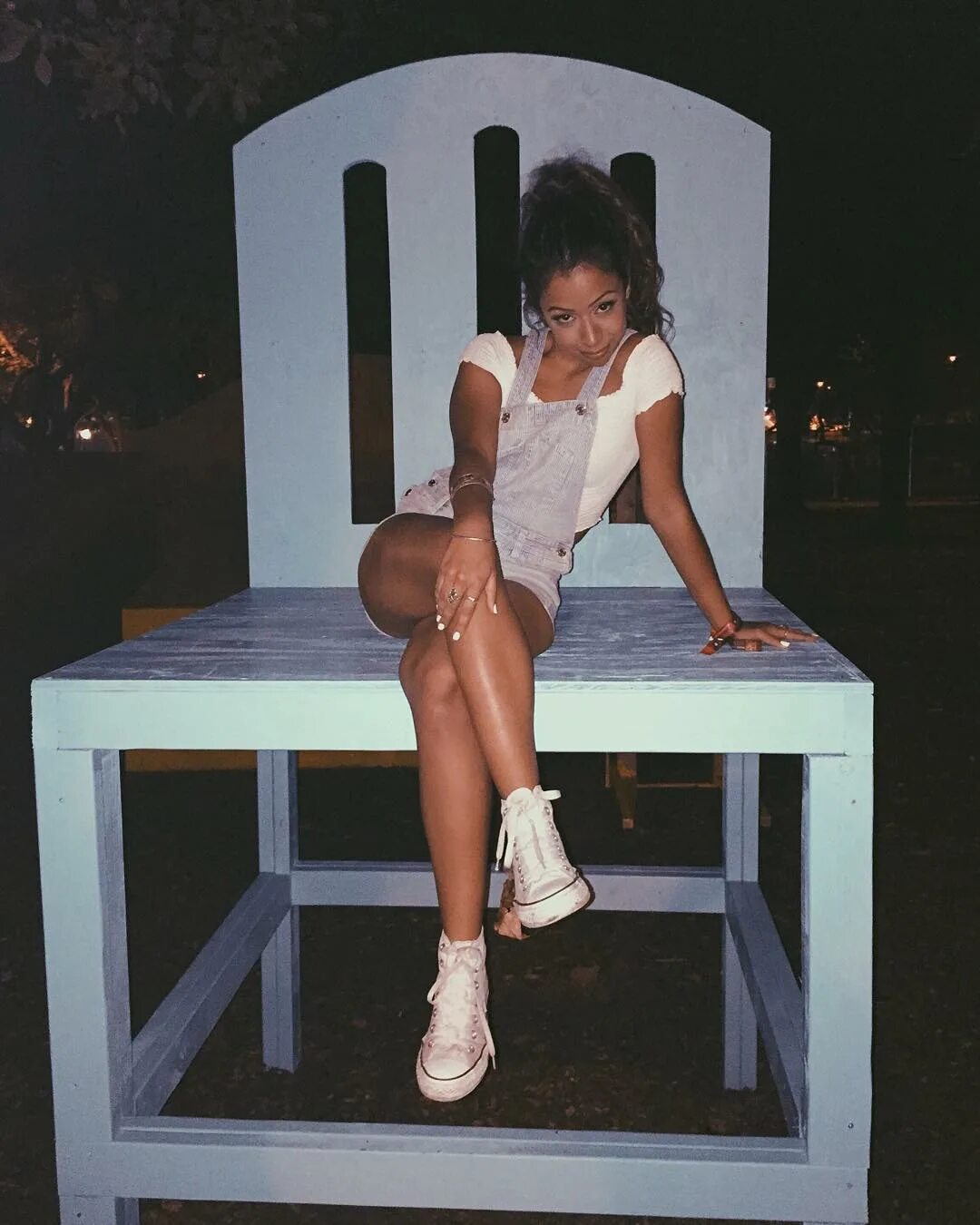 Liza Koshy auf Instagram: "this is a normal sized chair, im just fetus...