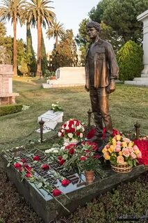 Grave of Anton Yelchin, Hollywood Forever Cemetery Flickr