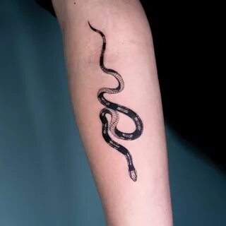 Snake 🖤.#oozytattoo #oozy Korean tattoos, Korean tattoo arti