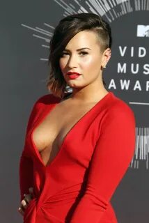 Pin en Demi Lovato - is that sweat on her boobs or glitter?