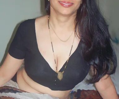 Mallu Aunty Boobs Cleavage Photos Milf Blouse Open Boobs. 