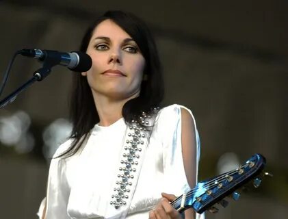 Muusikko PJ Harvey julkaisi runokokoelman - Kulttuuri - Turu